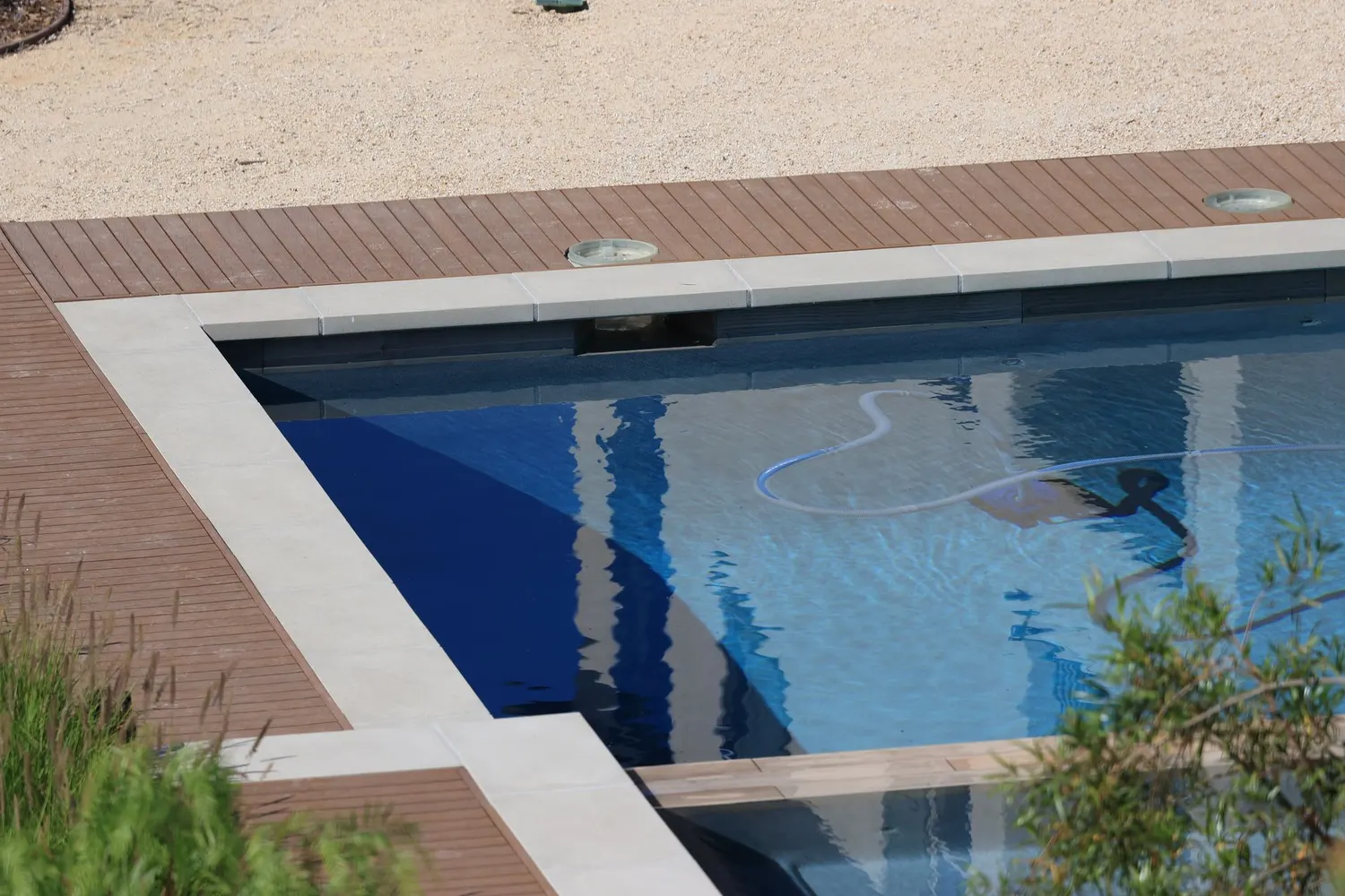 Piscina con jardín